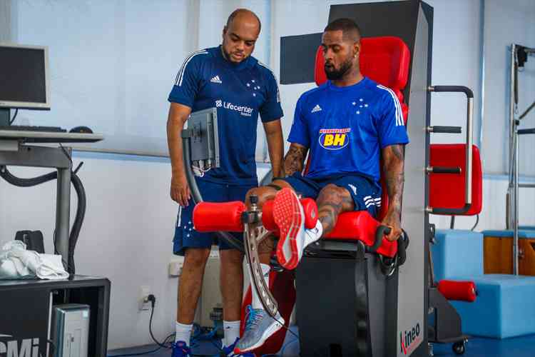 Recuperação não evolui como esperado, e Dedé, do Cruzeiro, analisa nova cirurgia no joelho